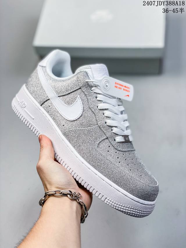 福利特价 耐克nike Air Force 1 Low 空军一号 Af1 低帮百搭厚底增高休闲运动板鞋。柔软、弹性十足的缓震性能和出色的中底设计，横跨复古与现代