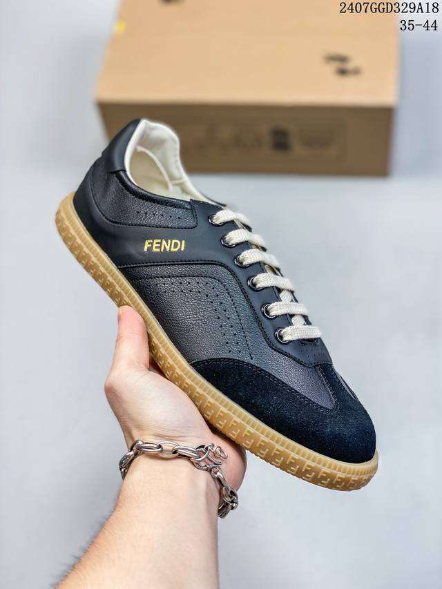 Fendi 芬迪 采用软质米色水蛇皮革组合翻毛麂皮鞋面材质，鞋垫嵌入发泡pu缓震鞋垫，外置原装一致开发tpr耐磨耐弯折橡胶大底意大利著名奢侈品牌 芬迪fendi