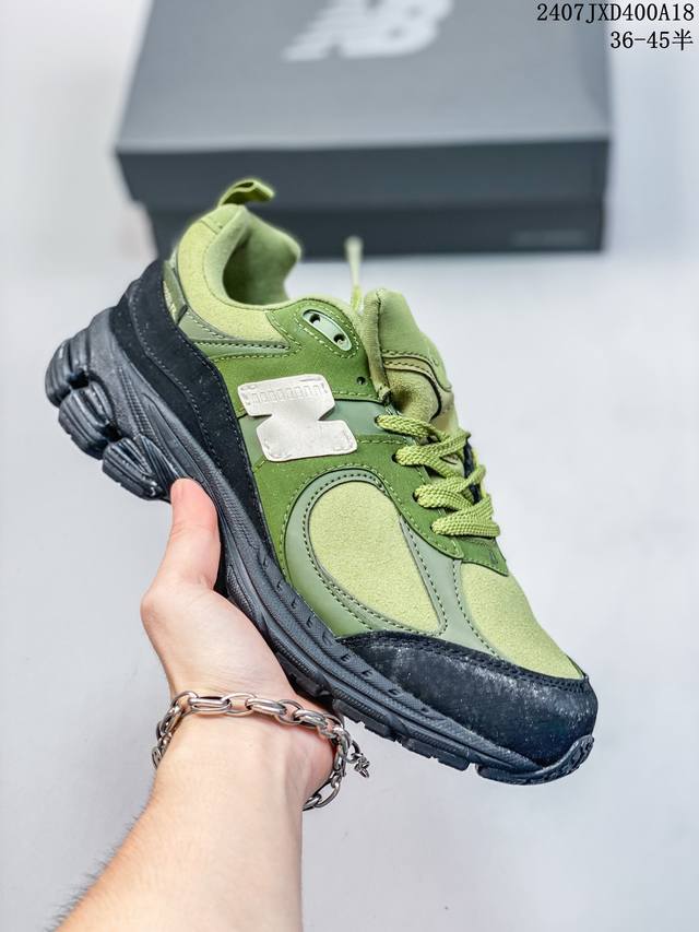 New Balance 2002 复古单品 鞋款延续了经典科技，升级版n-Ergy缓震物料机能与材质上脚太舒适了，鞋面的柔软麂皮搭配尼龙网布，特别透气而且还复古