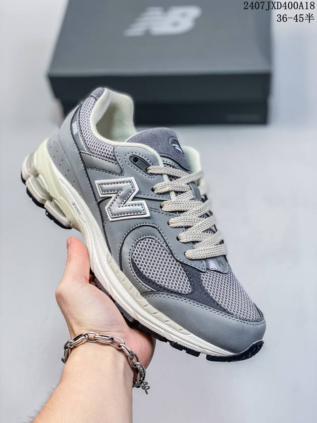 New Balance 2002 复古单品 鞋款延续了经典科技，升级版n-Ergy缓震物料机能与材质上脚太舒适了，鞋面的柔软麂皮搭配尼龙网布，特别透气而且还复古