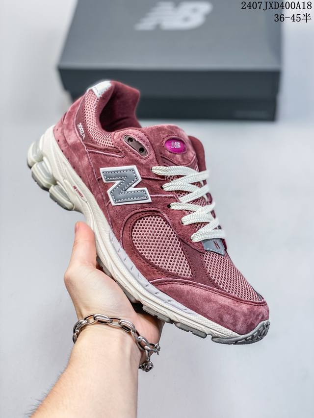 New Balance 2002 复古单品 鞋款延续了经典科技，升级版n-Ergy缓震物料机能与材质上脚太舒适了，鞋面的柔软麂皮搭配尼龙网布，特别透气而且还复古