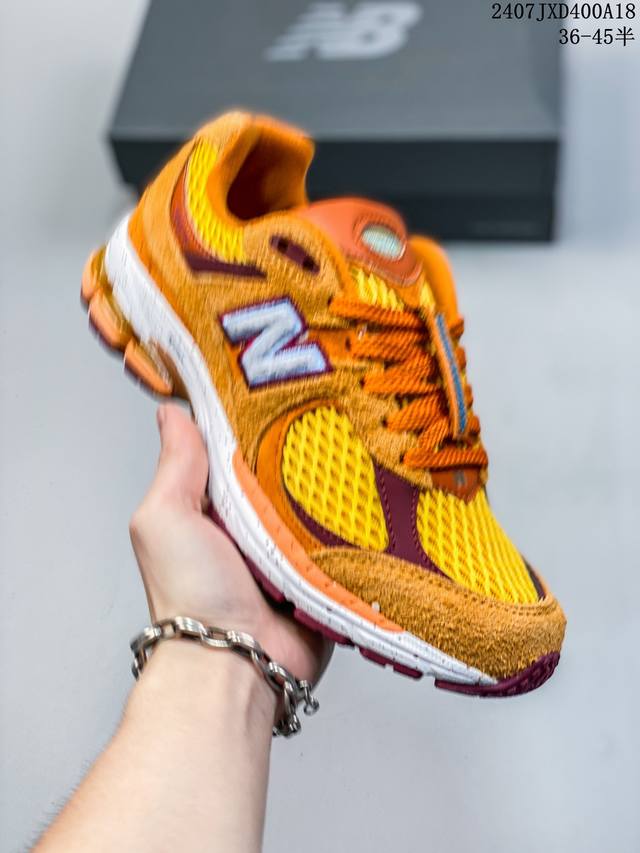 New Balance 2002 复古单品 鞋款延续了经典科技，升级版n-Ergy缓震物料机能与材质上脚太舒适了，鞋面的柔软麂皮搭配尼龙网布，特别透气而且还复古