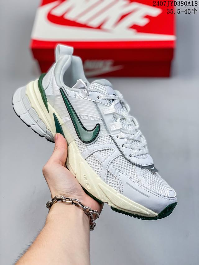 公司级nike V2K Runtekk 减震防滑复古低帮跑步鞋 材质上使用大面积网眼 皮革 Tpu 组成 支撑和透气性肯定不错 中底处由 Cushlon 泡绵打