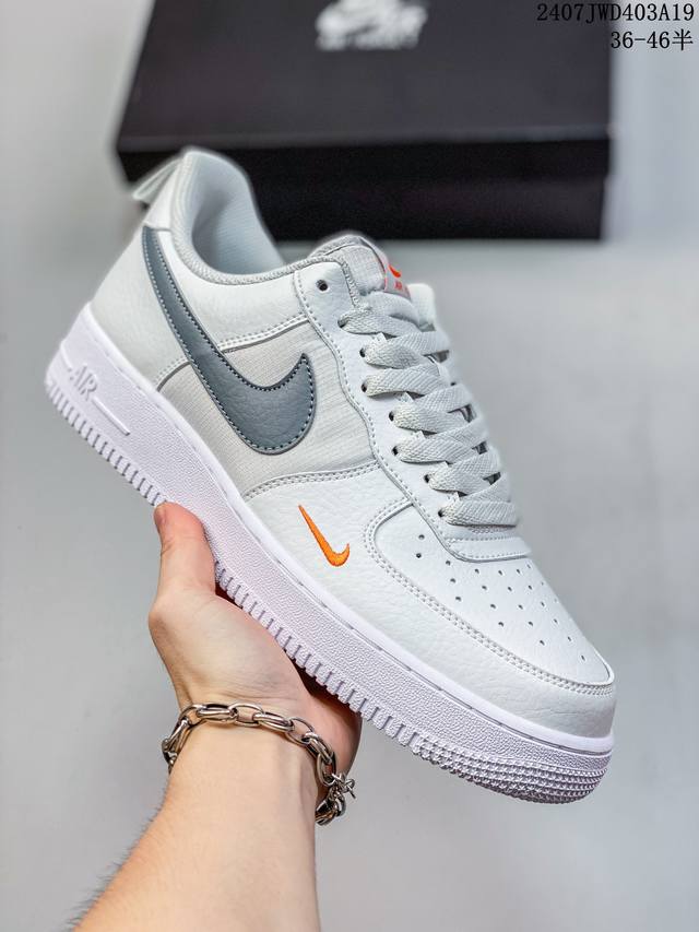 公司级带半码 耐克nike Air Force 1 Low 空军一号 Af1 低帮百搭厚底增高休闲运动板鞋。柔软、弹性十足的缓震性能和出色的中底设计，横跨复古与