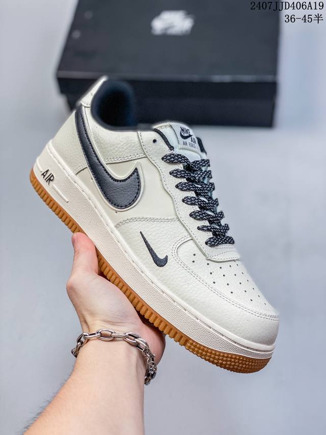 公司级带半码 耐克nike Air Force 1 Low 空军一号 Af1 低帮百搭厚底增高休闲运动板鞋。柔软、弹性十足的缓震性能和出色的中底设计，横跨复古与