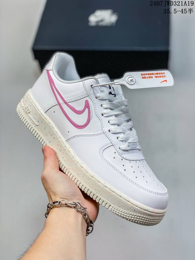 公司级带半码 耐克nike Air Force 1 Low 空军一号 Af1 低帮百搭厚底增高休闲运动板鞋。柔软、弹性十足的缓震性能和出色的中底设计，横跨复古与