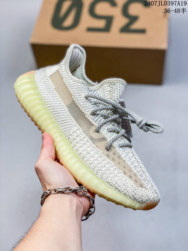 Adidas Originals Yeezy Boost 350 阿迪达斯 椰子350 白冰淇淋 网布透气轻便低帮运动休闲鞋男女同款 这双全新小白鞋，延续了ye