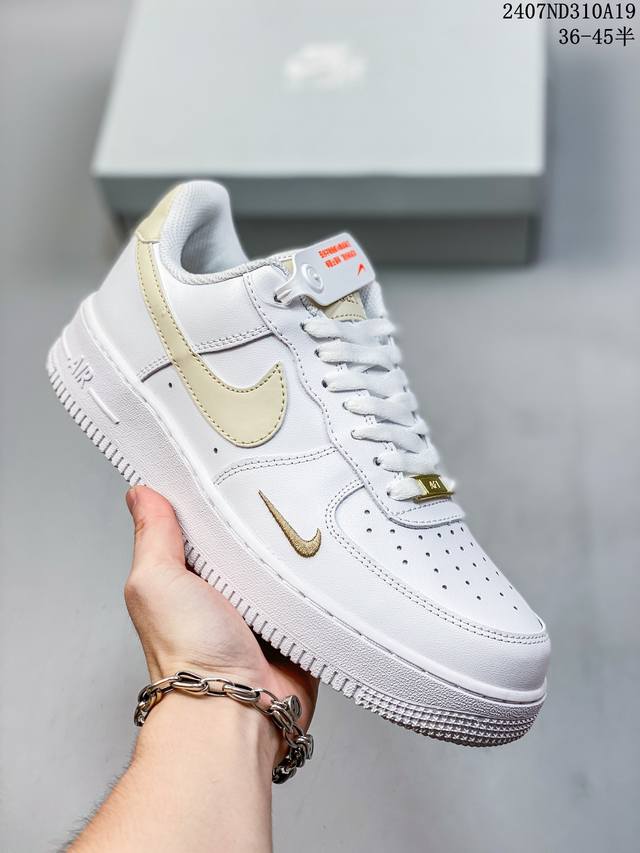 福利特价 耐克nike Air Force 1 Low 空军一号 Af1 低帮百搭厚底增高休闲运动板鞋。柔软、弹性十足的缓震性能和出色的中底设计，横跨复古与现代