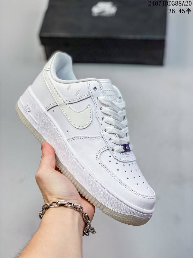 公司级带半码 耐克nike Air Force 1 Low 空军一号 Af1 低帮百搭厚底增高休闲运动板鞋。柔软、弹性十足的缓震性能和出色的中底设计，横跨复古与