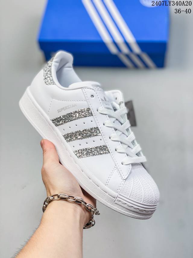 阿迪达斯 Adidas Superstar 三叶草经典贝壳头系列 新款休闲板鞋潮流男女士运动鞋 。鞋面柔软皮革材质 标志性的贝壳鞋头，锯齿三条纹，简约的线条。就