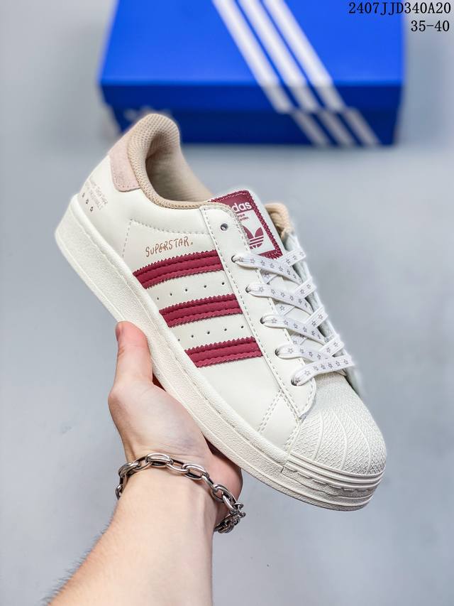 阿迪达斯 Adidas Superstar 三叶草经典贝壳头系列 新款休闲板鞋潮流男女士运动鞋 。鞋面柔软皮革材质 标志性的贝壳鞋头，锯齿三条纹，简约的线条。就