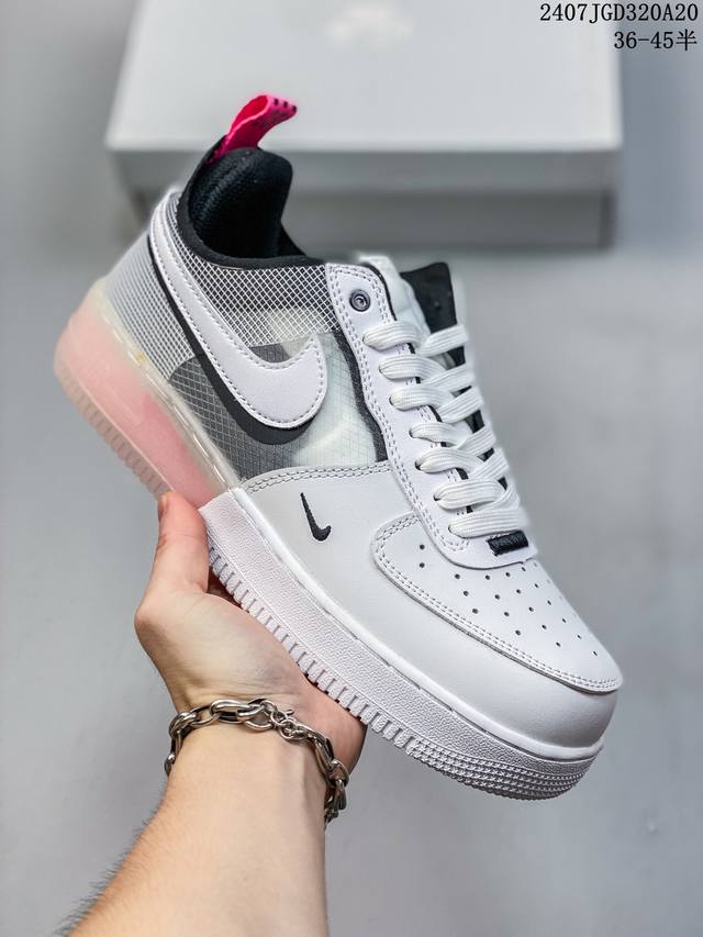 耐克 Nike Air Force 1 React Qs 空军一号 低帮 含气垫百搭休闲厚底增高运动板鞋。柔软、弹性十足的缓震性能和出色的中底设计，横跨复古与现