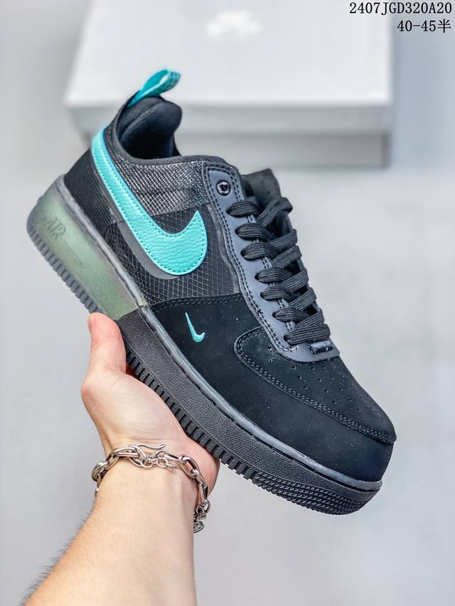 耐克 Nike Air Force 1 React Qs 空军一号 低帮 含气垫百搭休闲厚底增高运动板鞋。柔软、弹性十足的缓震性能和出色的中底设计，横跨复古与现