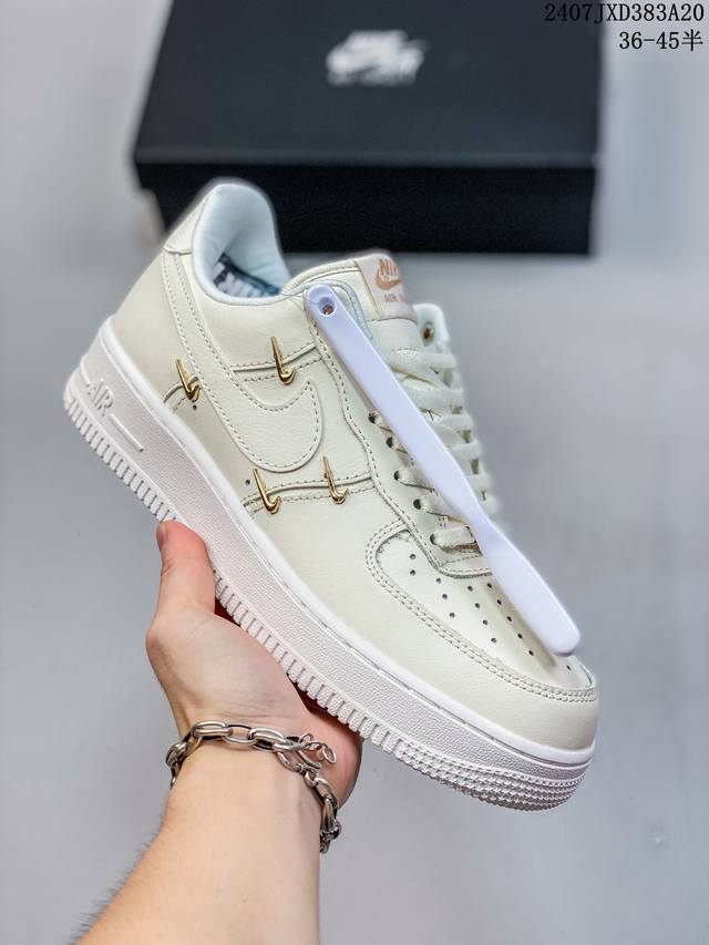 公司级带半码 耐克nike Air Force 1 Low 空军一号 Af1 低帮百搭厚底增高休闲运动板鞋。柔软、弹性十足的缓震性能和出色的中底设计，横跨复古与