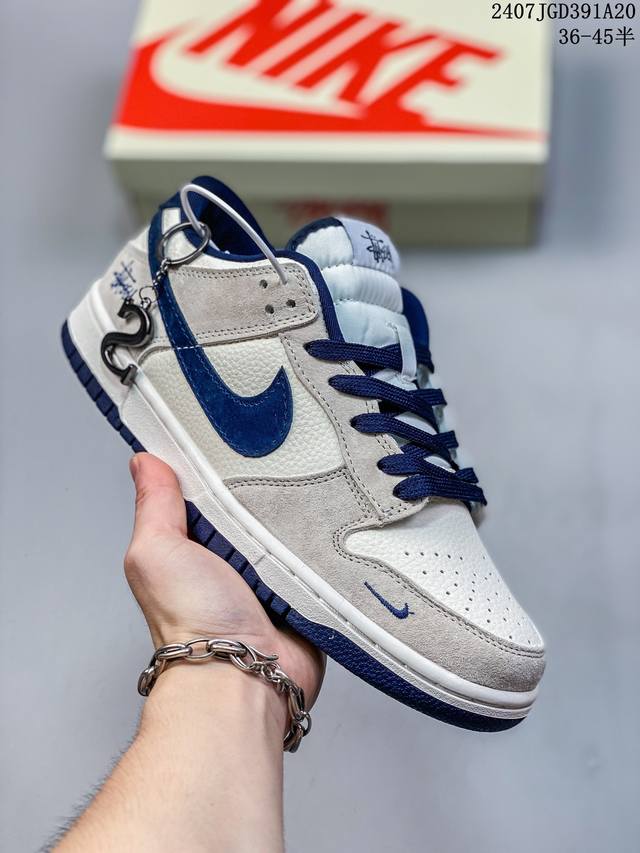 真标 耐克 Nike Dunk Low Retro 运动鞋复古板鞋 ，作为 80 年代经典篮球鞋款，起初专为硬木球场打造，后来成为席卷街头的时尚标杆，现以经典细