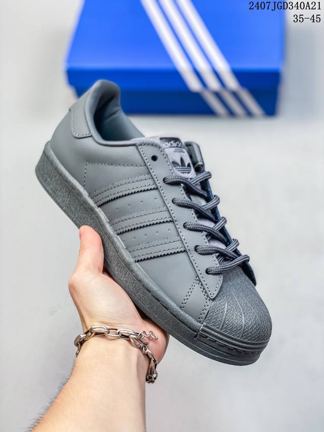 阿迪达斯 Adidas Superstar 三叶草经典贝壳头系列 新款休闲板鞋潮流男女士运动鞋 。鞋面柔软皮革材质 标志性的贝壳鞋头，锯齿三条纹，简约的线条。就