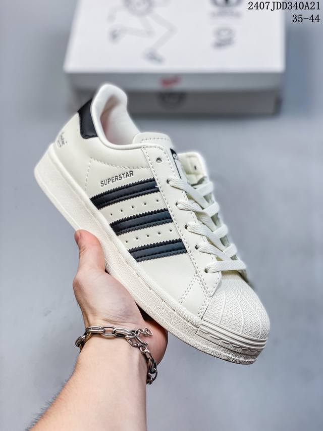 阿迪达斯 Adidas Superstar 三叶草经典贝壳头系列 新款休闲板鞋潮流男女士运动鞋 。鞋面柔软皮革材质 标志性的贝壳鞋头，锯齿三条纹，简约的线条。就