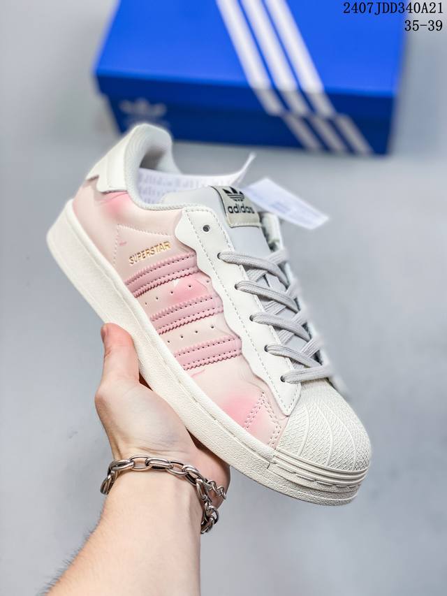 阿迪达斯 Adidas Superstar 三叶草经典贝壳头系列 新款休闲板鞋潮流男女士运动鞋 。鞋面柔软皮革材质 标志性的贝壳鞋头，锯齿三条纹，简约的线条。就