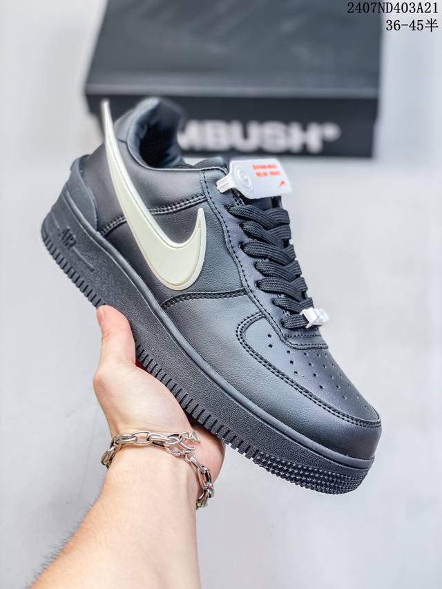 公司级带半码 耐克nike Air Force 1 Low 空军一号 Af1 低帮百搭厚底增高休闲运动板鞋。柔软、弹性十足的缓震性能和出色的中底设计，横跨复古与