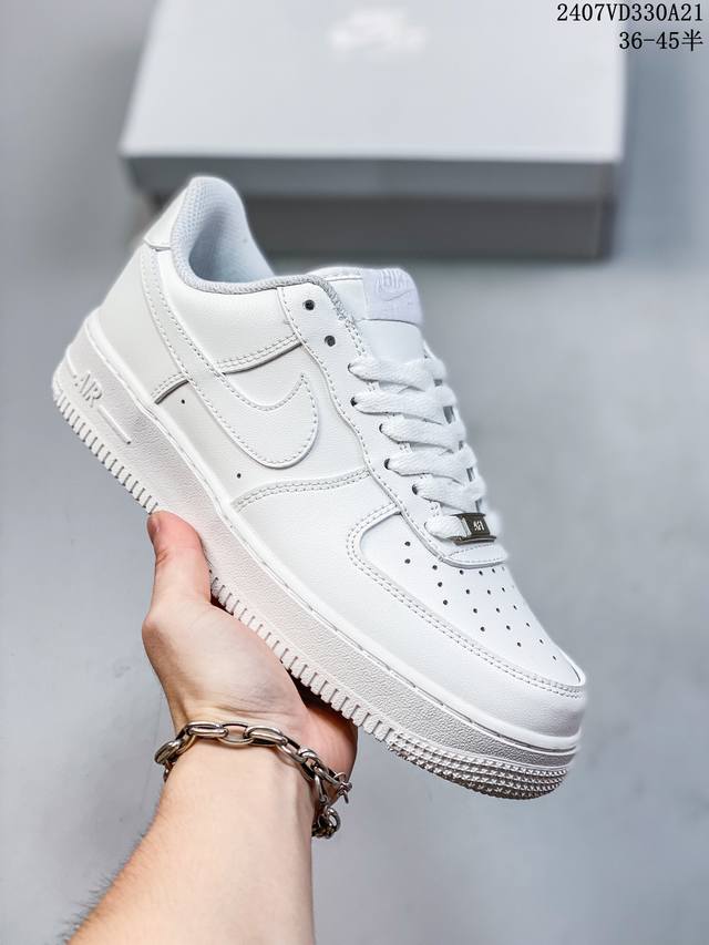 公司级带半码 耐克nike Air Force 1 Low 空军一号 Af1 低帮百搭厚底增高休闲运动板鞋。柔软、弹性十足的缓震性能和出色的中底设计，横跨复古与