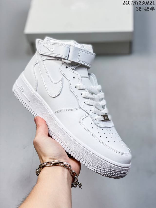 公司级带半码 耐克nike Air Force 1 Low 空军一号 Af1 低帮百搭厚底增高休闲运动板鞋。柔软、弹性十足的缓震性能和出色的中底设计，横跨复古与