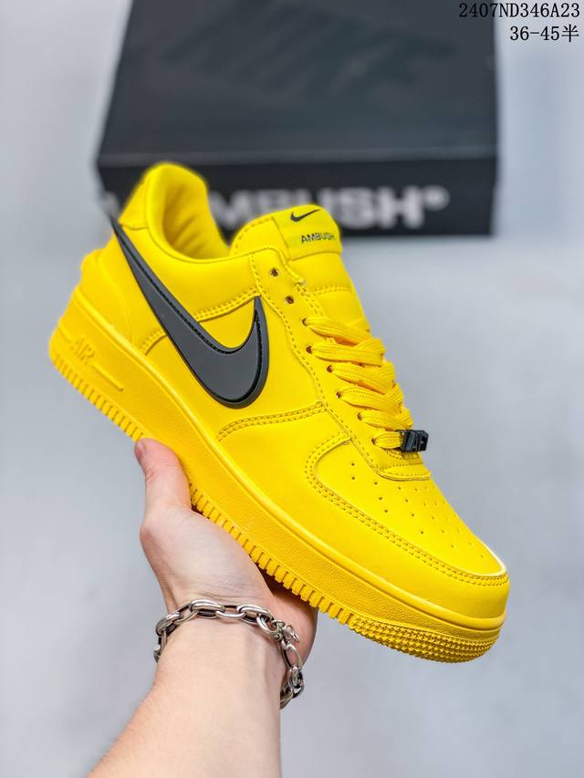 真标ambush X Nk Air Force 1‘07 Low Sp 空军一号联名标志性的swoosh延伸至鞋跟之外 鞋舌和鞋垫上印有ambush品牌标志 整