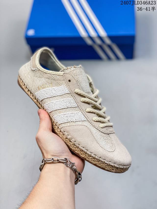 阿迪达斯 Adidas Originals Gazelle Indoor 复古三叶草防滑透明橡胶板鞋经典运动鞋。这款经典鞋,忠于原版设计,缀撞色三条纹和鞋跟饰片