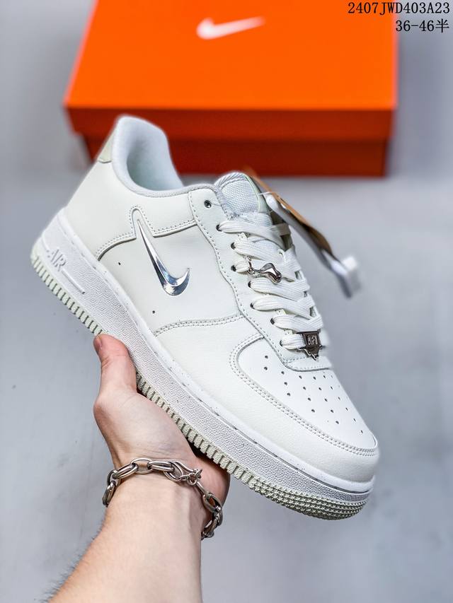 公司级带半码 耐克nike Air Force 1 Low 空军一号 Af1 低帮百搭厚底增高休闲运动板鞋。柔软、弹性十足的缓震性能和出色的中底设计，横跨复古与