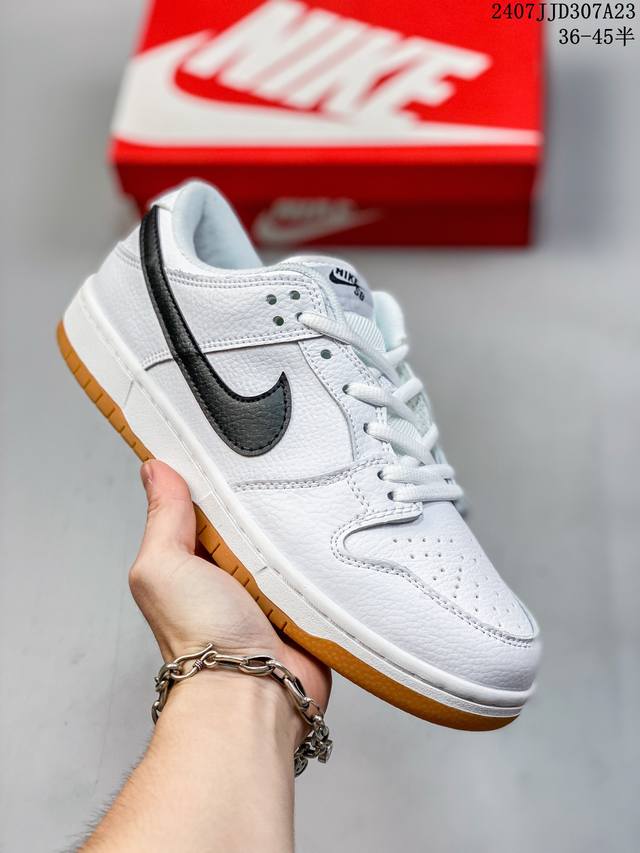 公司带半码 耐克nike Sb Dunk Low 扣篮系列复古低帮休闲运动滑板板鞋。采用脚感柔软舒适zoomair气垫，有效吸收滑板等极限运动在落地时带来的冲击