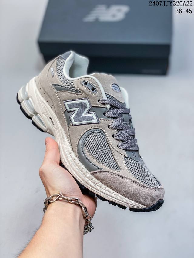 新百伦 New Balance 2002R 跑鞋 男女运动鞋 潮老爹鞋。沿袭了面世之初的经典科技，以 Encap 中底配以升级版 N-Ergy 缓震物料。鞋面则