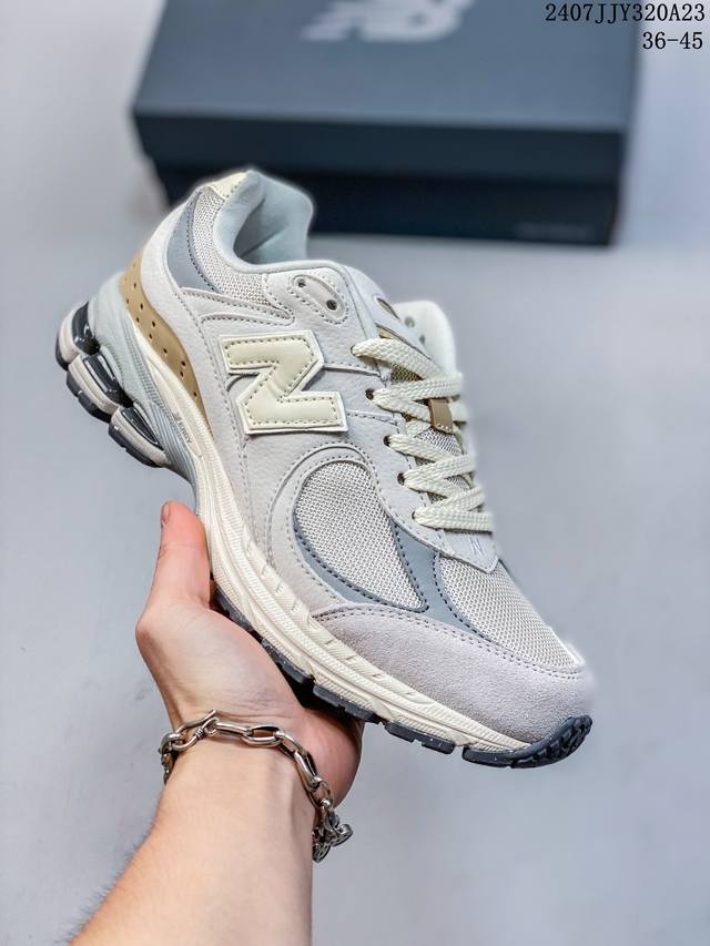 新百伦 New Balance 2002R 跑鞋 男女运动鞋 潮老爹鞋。沿袭了面世之初的经典科技，以 Encap 中底配以升级版 N-Ergy 缓震物料。鞋面则