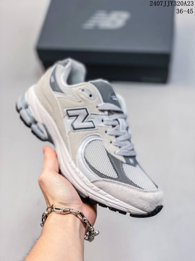 新百伦 New Balance 2002R 跑鞋 男女运动鞋 潮老爹鞋。沿袭了面世之初的经典科技，以 Encap 中底配以升级版 N-Ergy 缓震物料。鞋面则