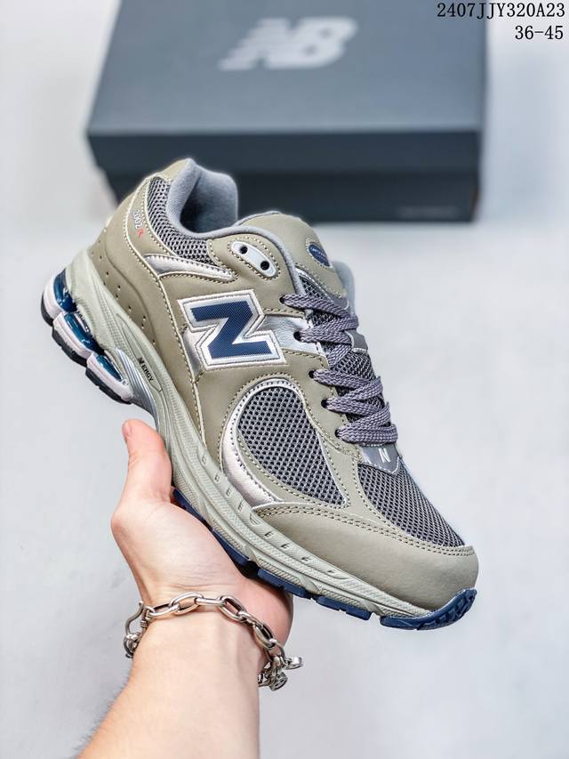 新百伦 New Balance 2002R 跑鞋 男女运动鞋 潮老爹鞋。沿袭了面世之初的经典科技，以 Encap 中底配以升级版 N-Ergy 缓震物料。鞋面则