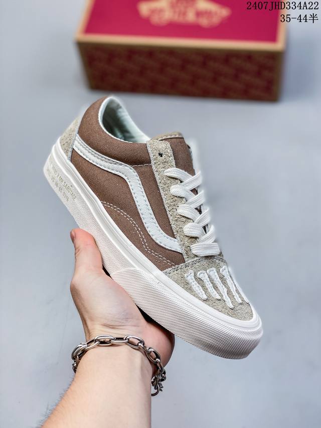 Mark Sbtg X Vans 2024 亚洲艺术家联名 本次联名old Skool 鸳鸯色鞋款结合sbtg 标志的指骨鞋头元素 运用不同色调的棕色呈现 皮革