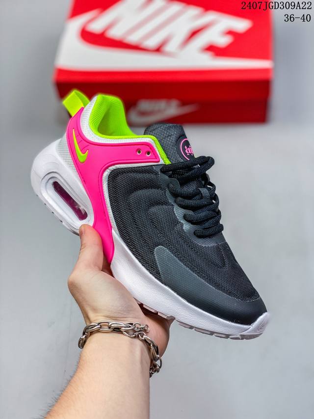 Nike 耐克 Nike 耐克 Air Max Correlate 男子跑鞋 选用网眼鞋面，脚感舒适透气。鞋舌、鞋侧及后跟处饰有品牌标识，简约大气又时尚。采用经