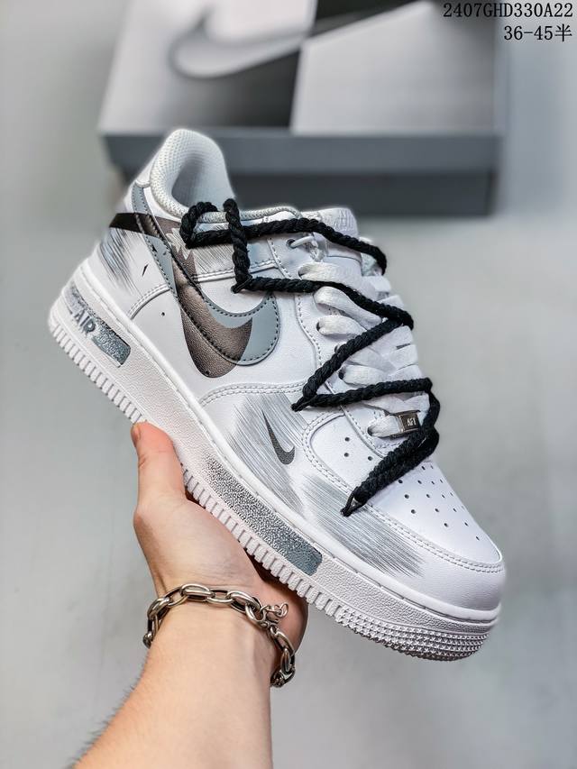 公司级带半码 耐克nike Air Force 1 Low 空军一号 Af1 低帮百搭厚底增高休闲运动板鞋。柔软、弹性十足的缓震性能和出色的中底设计，横跨复古与