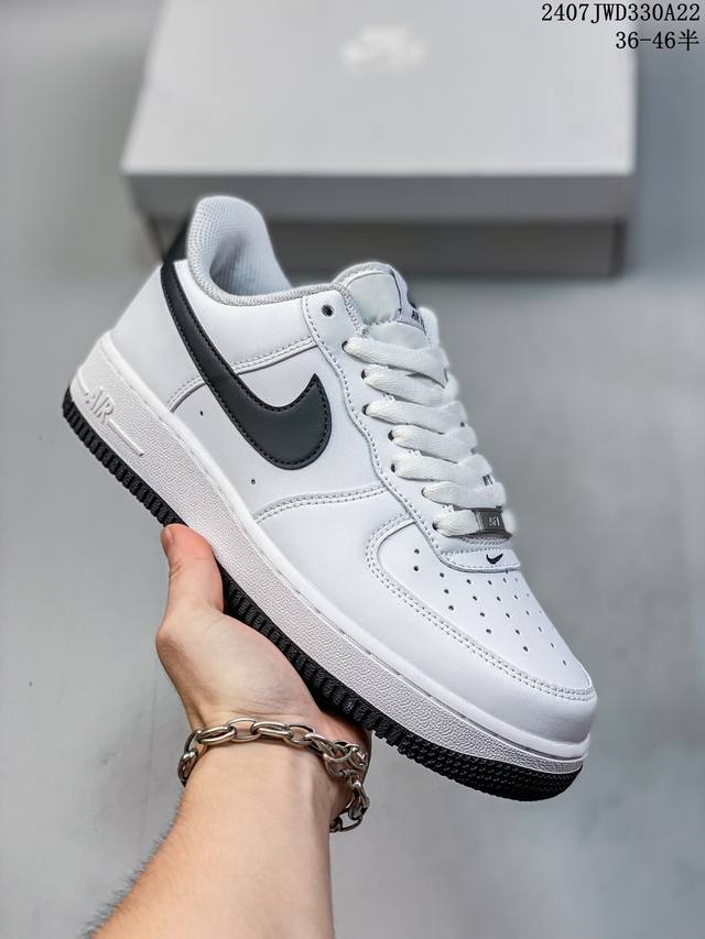 公司级带半码 耐克nike Air Force 1 Low 空军一号 Af1 低帮百搭厚底增高休闲运动板鞋。柔软、弹性十足的缓震性能和出色的中底设计，横跨复古与