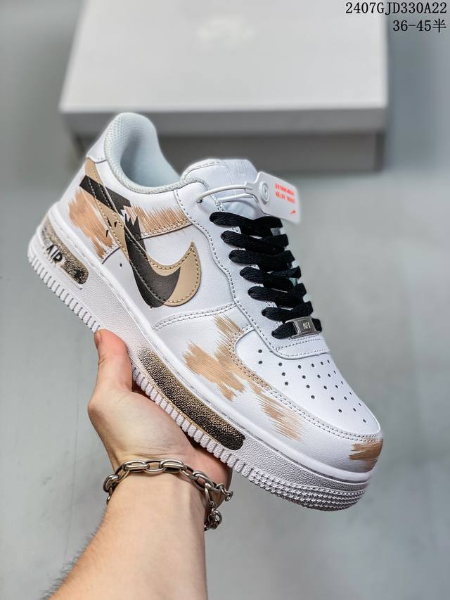 公司级带半码 耐克nike Air Force 1 Low 空军一号 Af1 低帮百搭厚底增高休闲运动板鞋。柔软、弹性十足的缓震性能和出色的中底设计，横跨复古与