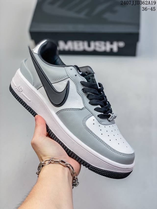 Ambush X Nk Air Force 1'07 Low 联名款 空军大勾 低帮休闲板鞋 鞋面采用了优质原厂皮革，标志性的 Swoosh 延伸至鞋跟之外，鞋