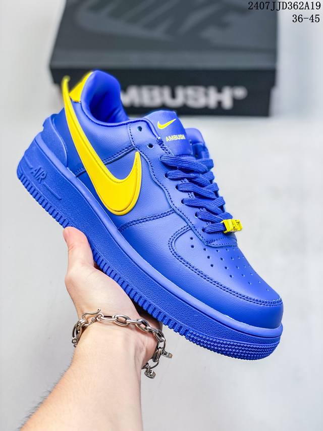 Ambush X Nk Air Force 1'07 Low 联名款 空军大勾 低帮休闲板鞋 鞋面采用了优质原厂皮革，标志性的 Swoosh 延伸至鞋跟之外，鞋