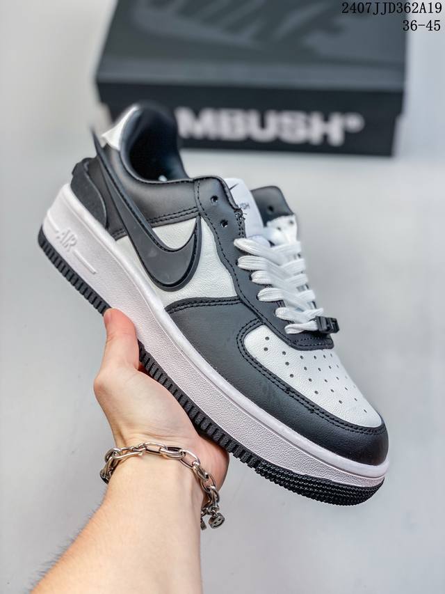 Ambush X Nk Air Force 1'07 Low 联名款 空军大勾 低帮休闲板鞋 鞋面采用了优质原厂皮革，标志性的 Swoosh 延伸至鞋跟之外，鞋