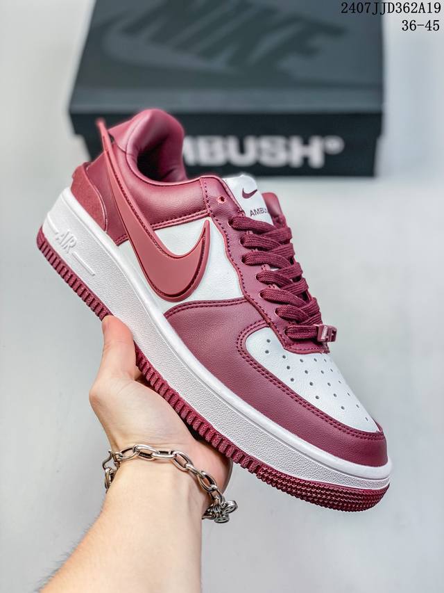 Ambush X Nk Air Force 1'07 Low 联名款 空军大勾 低帮休闲板鞋 鞋面采用了优质原厂皮革，标志性的 Swoosh 延伸至鞋跟之外，鞋