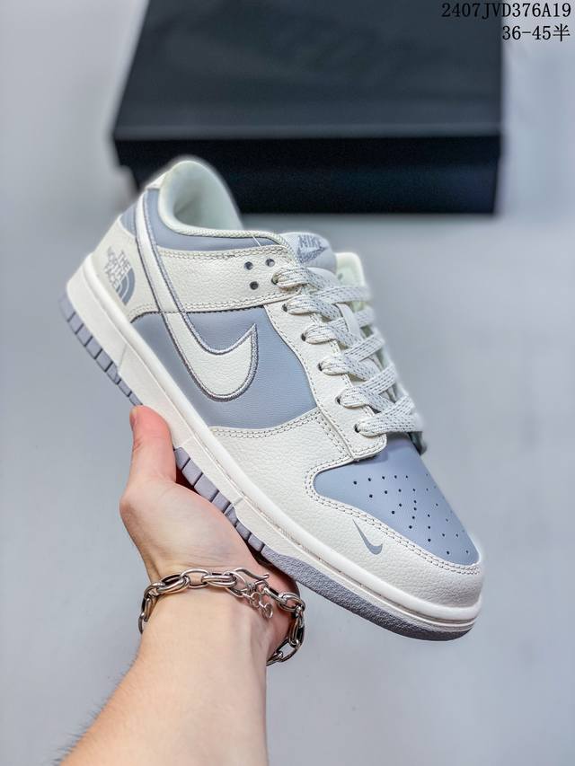 Nike Sb Dunk Low “ 北面联名-冰丝银 ” 周年高端定制 电绣工艺 低帮休闲板鞋 采用脚感柔 定制鞋盒 大厂纯原品质出货 超高清洁度 皮料切割干