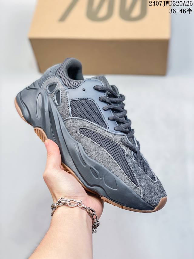 阿迪达斯 Adidas 中性yeezy 700 Mnvn 韭菜椰子 运动鞋 经典运动鞋，Yeezy 700 Mnvn 作为 Yeezy 家族的机能风十足的鞋型之