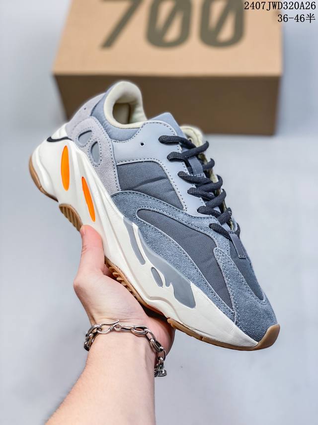 阿迪达斯 Adidas 中性yeezy 700 Mnvn 韭菜椰子 运动鞋 经典运动鞋，Yeezy 700 Mnvn 作为 Yeezy 家族的机能风十足的鞋型之