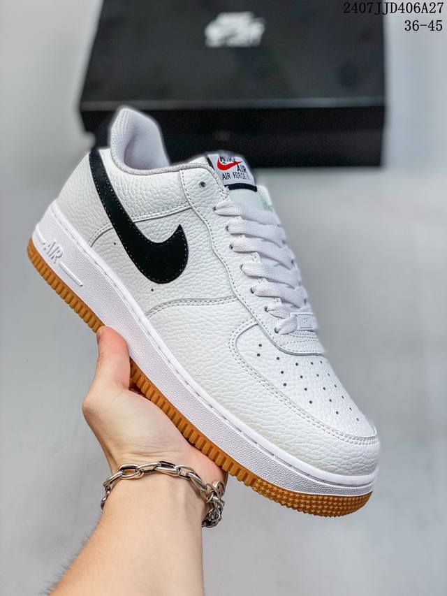 真标带半码 耐克nike Air Force 1 Low 空军一号 Af1 低帮百搭厚底增高休闲运动板鞋。柔软、弹性十足的缓震性能和出色的中底设计，横跨复古与现