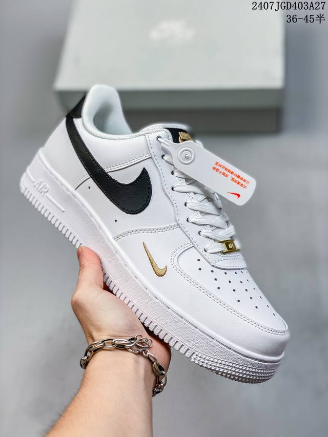 真标带半码 耐克nike Air Force 1 Low 空军一号 Af1 低帮百搭厚底增高休闲运动板鞋。柔软、弹性十足的缓震性能和出色的中底设计，横跨复古与现