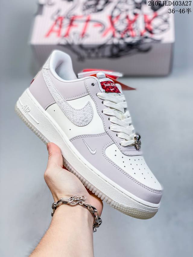 公司级带半码 耐克nike Air Force 1 Low 空军一号 Af1 低帮百搭厚底增高休闲运动板鞋。柔软、弹性十足的缓震性能和出色的中底设计，横跨复古与