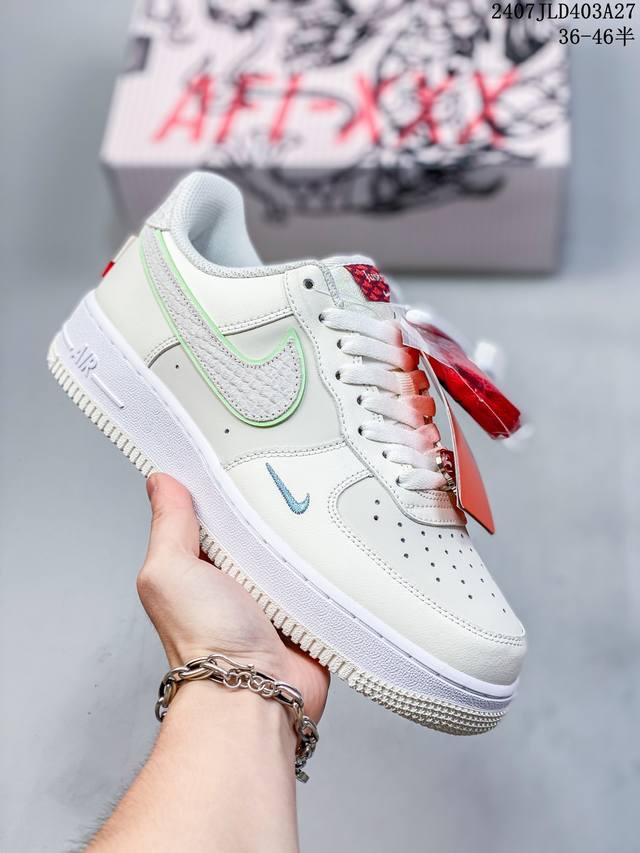 公司级带半码 耐克nike Air Force 1 Low 空军一号 Af1 低帮百搭厚底增高休闲运动板鞋。柔软、弹性十足的缓震性能和出色的中底设计，横跨复古与