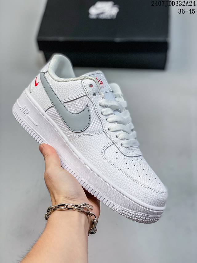 真标带半码 耐克nike Air Force 1 Low 空军一号 Af1 低帮百搭厚底增高休闲运动板鞋。柔软、弹性十足的缓震性能和出色的中底设计，横跨复古与现